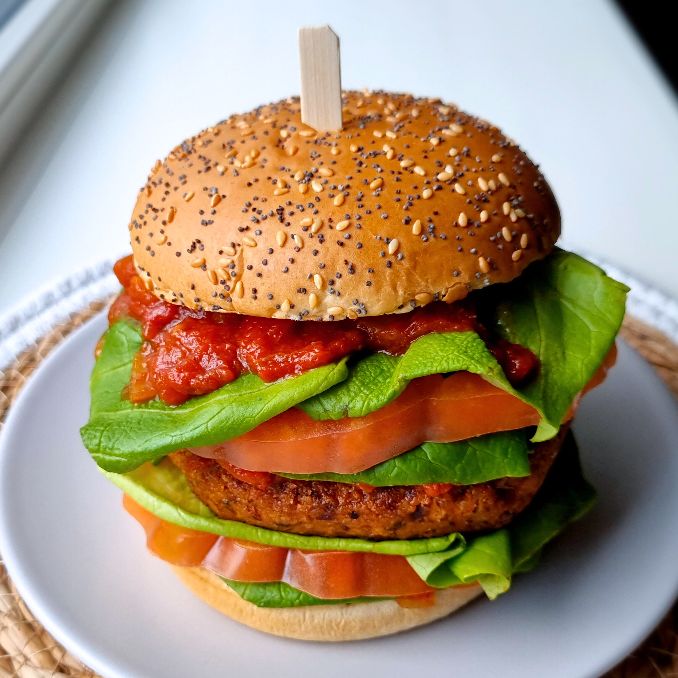 Zalige zwarte bonenburgers met tomaat, salsa en sla op een vegan hamburgerbroodje. Een heerlijk zomers en simpel recept