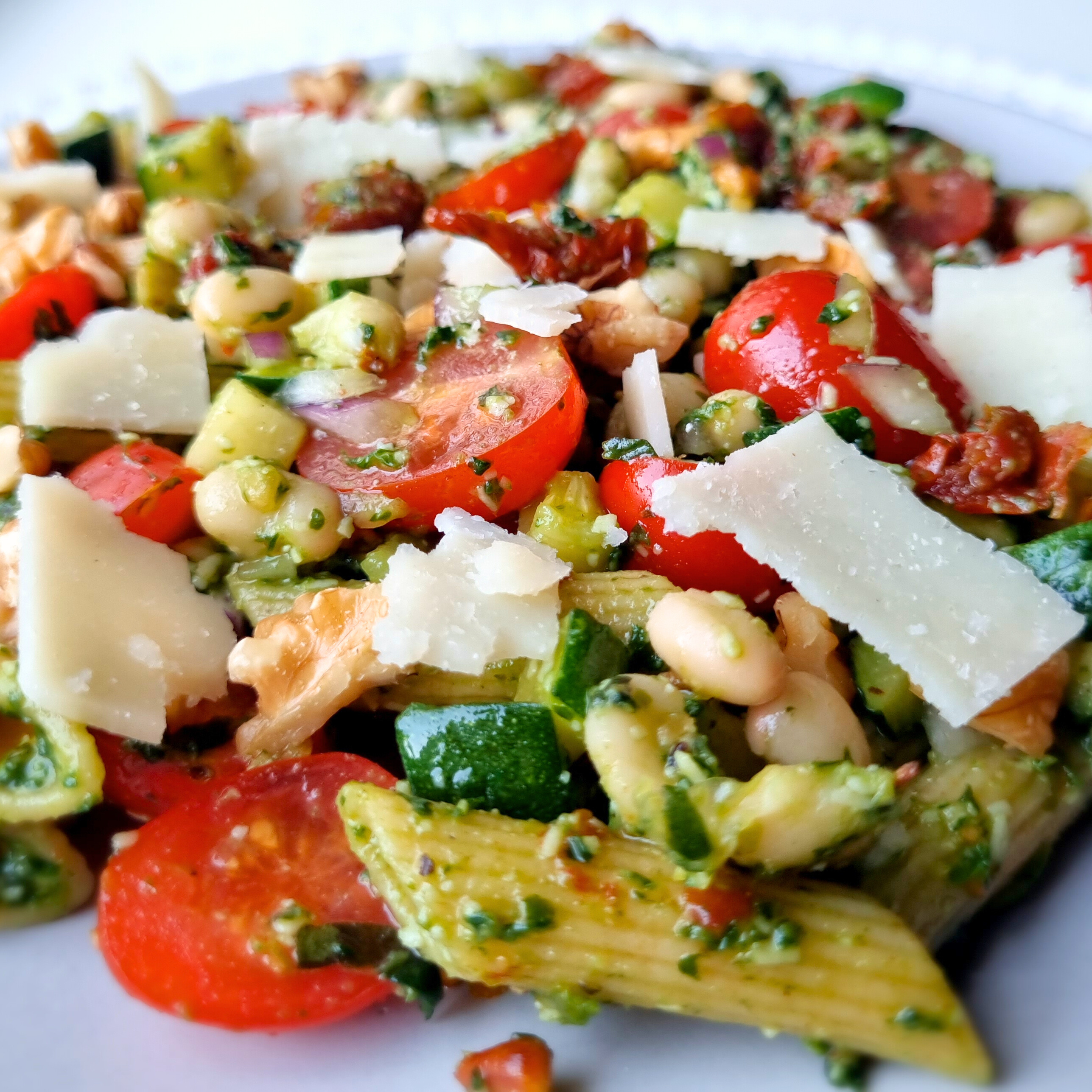 Italiaanse pesto pastasalade met witte bonen, walnoten & Parmezaanse kaas