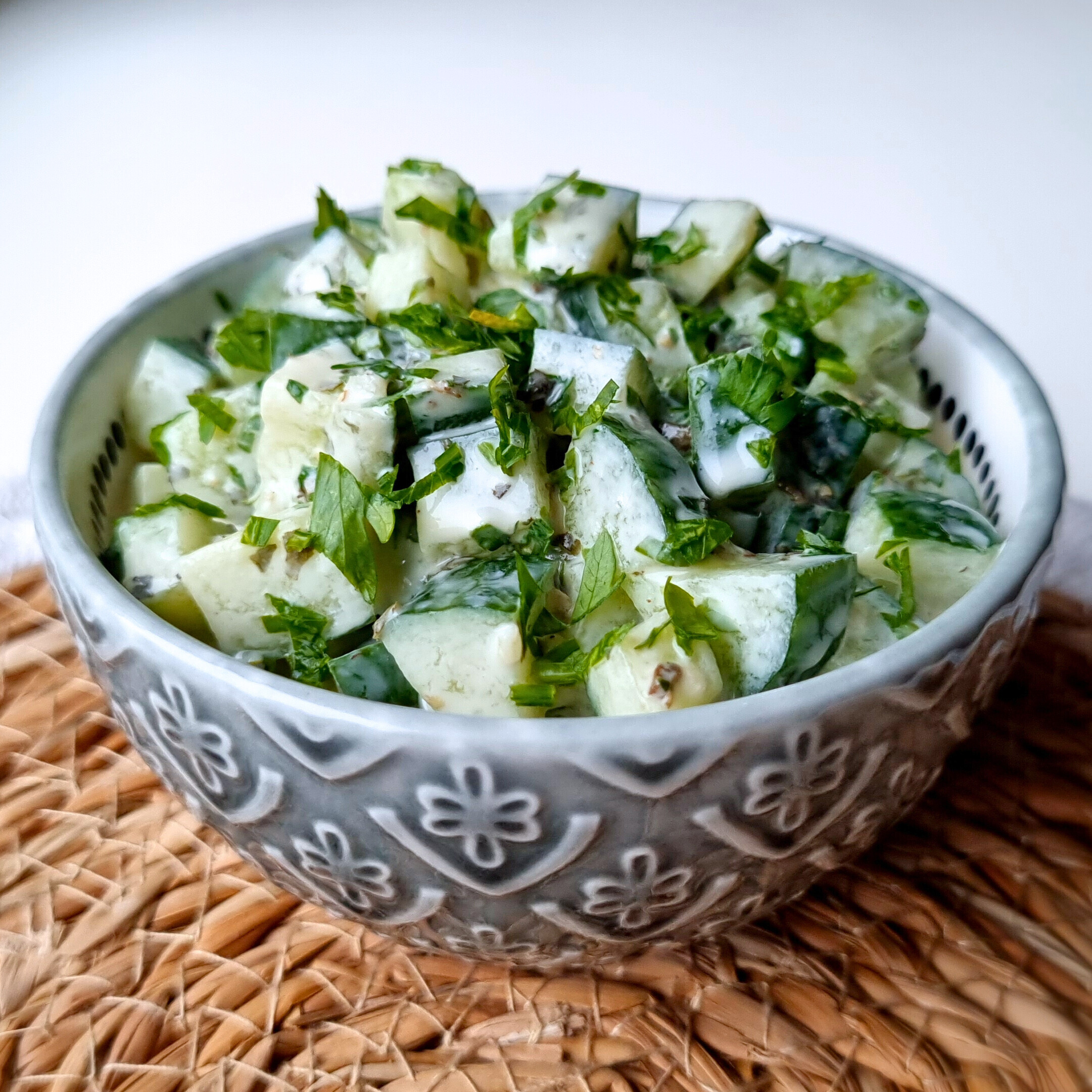 Midden-Oosterse komkommersalade met yoghurt, tahini & peterselie (140 kcal p.p.)