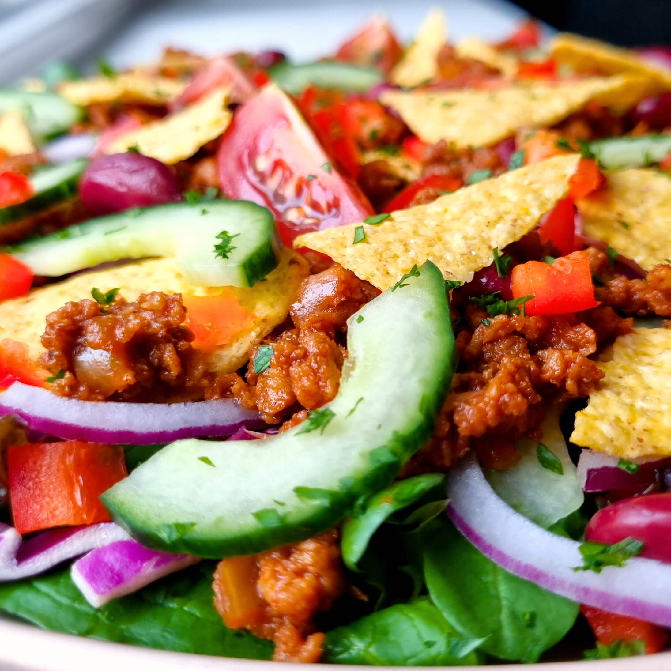 Extreem eiwitrijke Mexicaanse maaltijdsalade met tortilla chips
