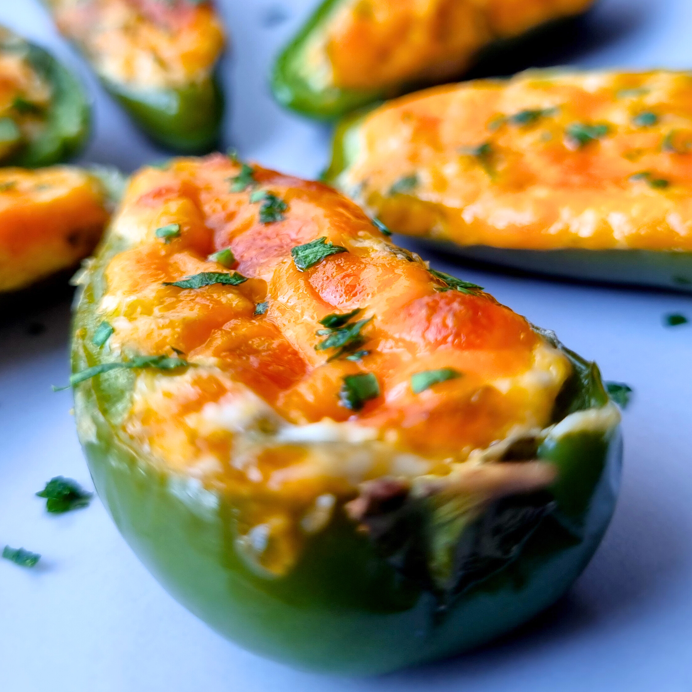 Pittige hapjes met roomkaas, cheddar & lente-ui – Amerikaanse jalapeño poppers