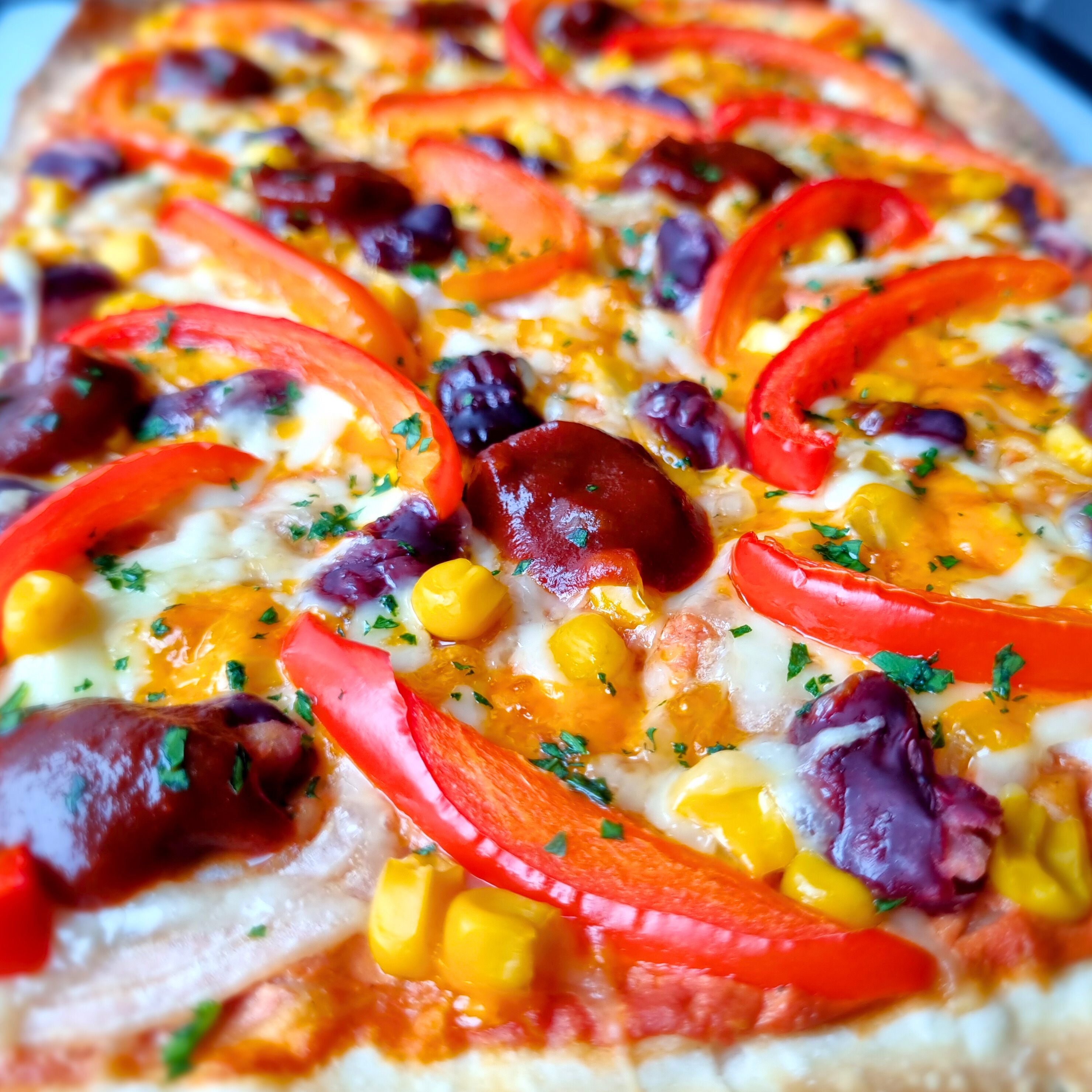 Plaatpizza met kidneybonen, paprika, maïs & BBQ-saus (vega)