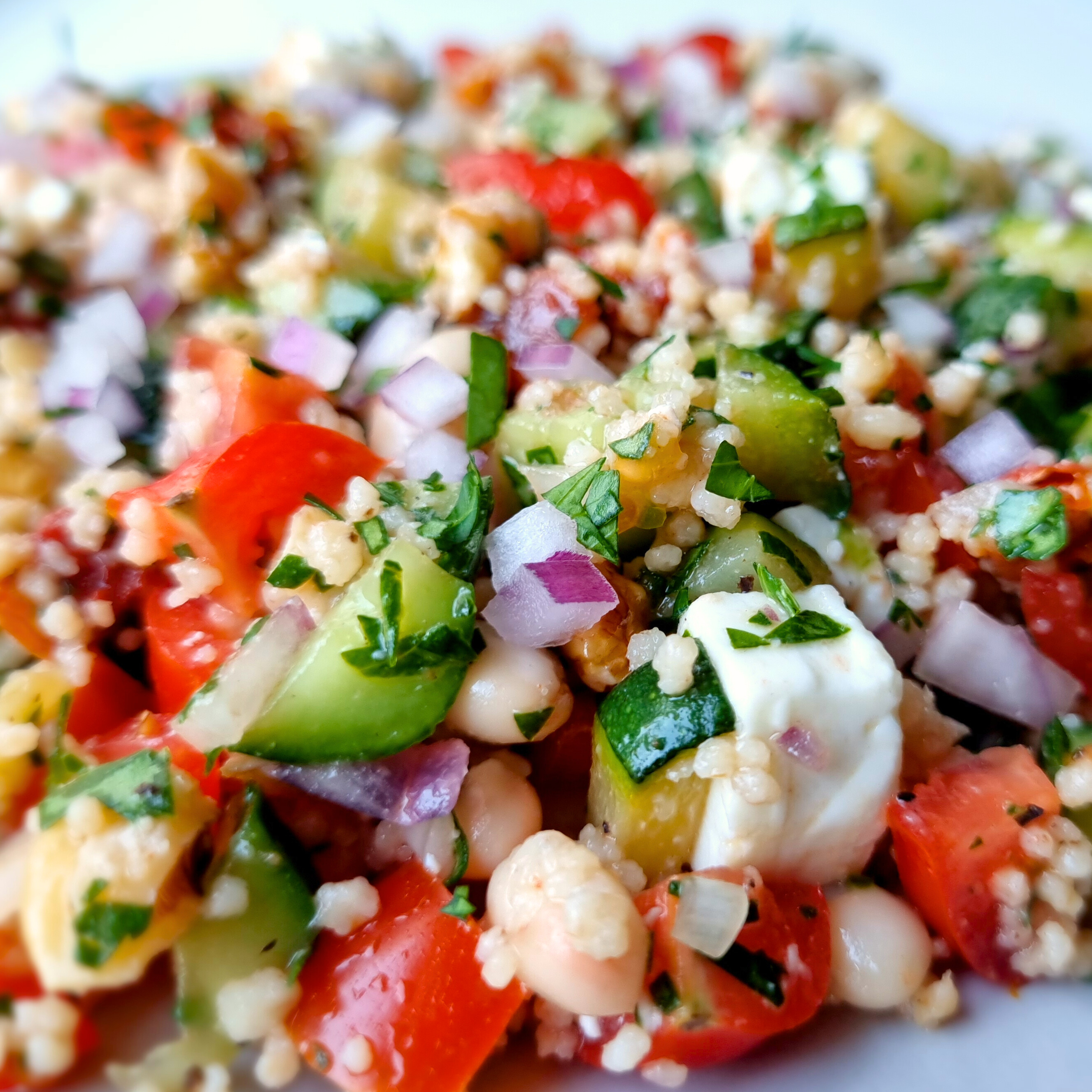 Griekse couscous maaltijdsalade met courgette, witte bonen & feta