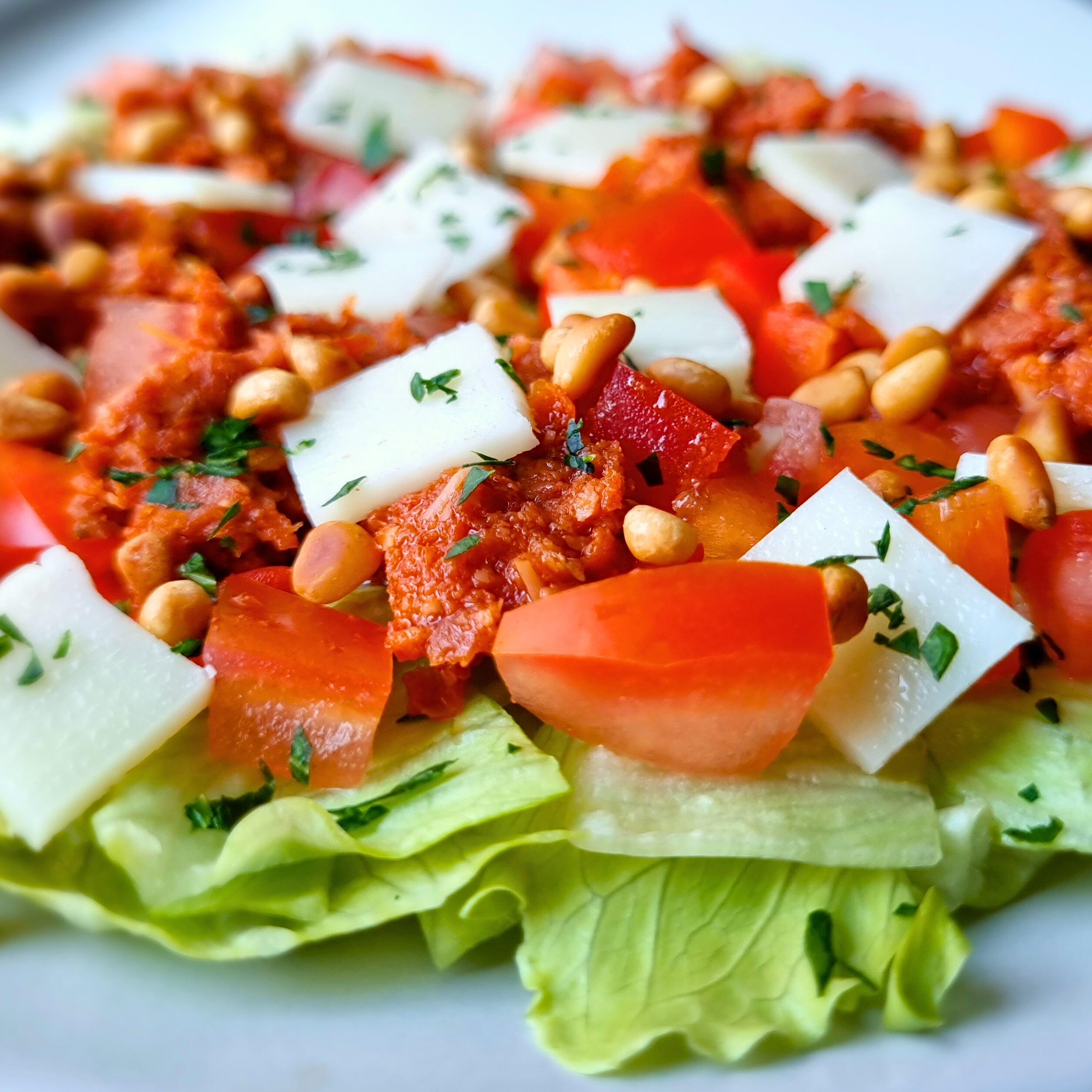 Zalige salade die binnen een mum van tijd op tafel staat. Met sla, tomaat, paprika, tomaten tapenade, Pecorino Romano en pijnboompitjes