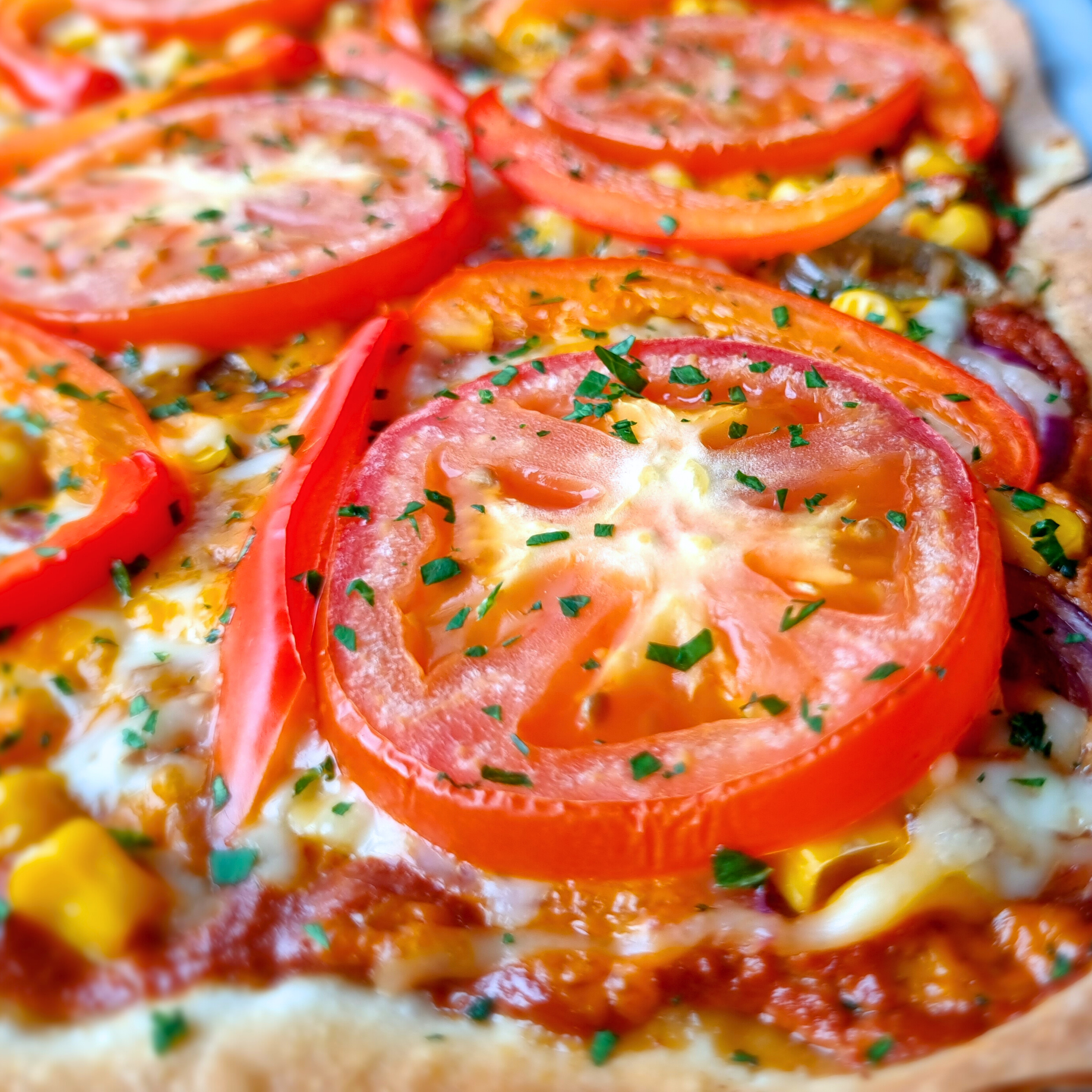 Barbecuesaus plaatpizza met cottage cheese, cheddar, jalapeño & paprika