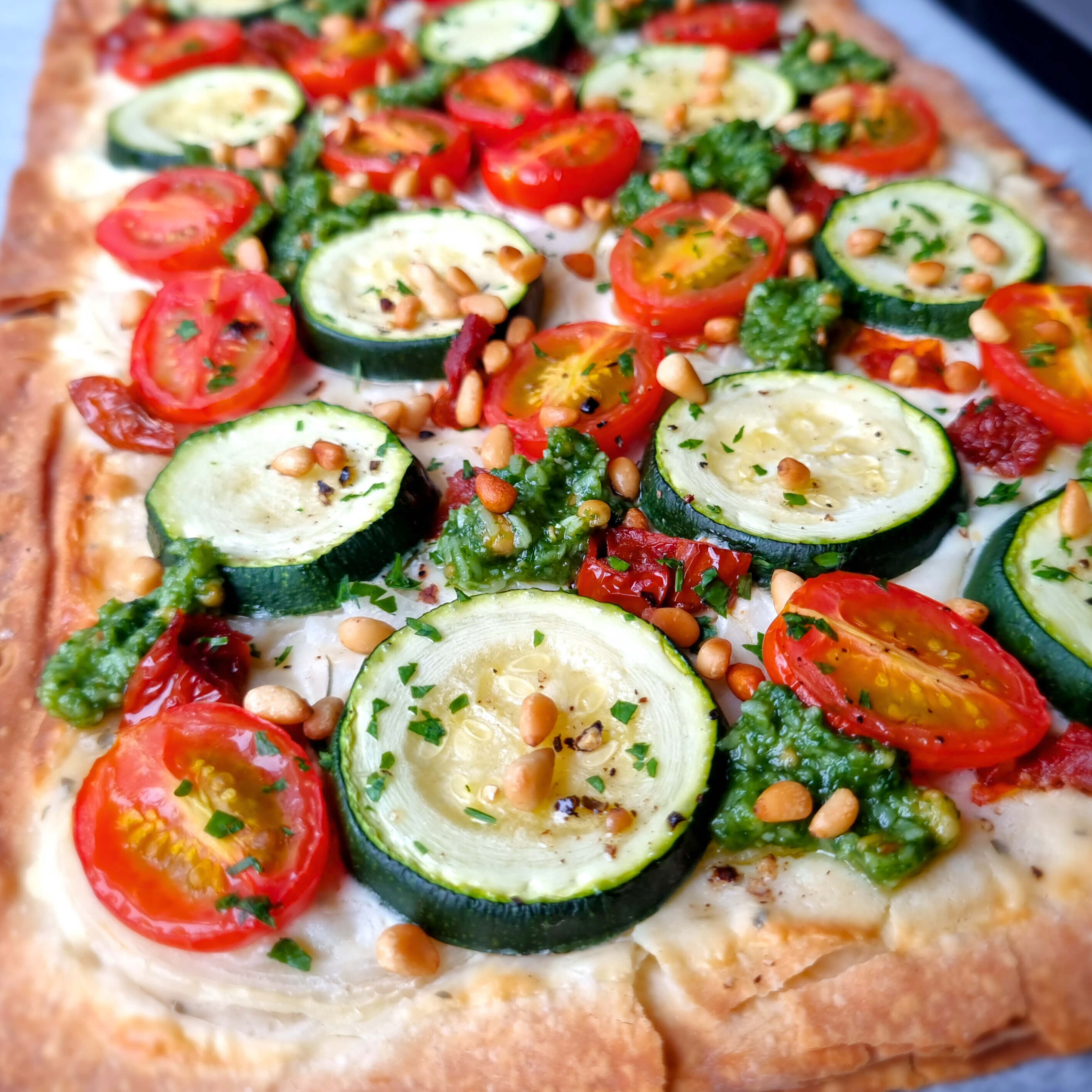 Veggie plaattaart kruidenkaas met courgette, zongedroogde tomaat & pesto