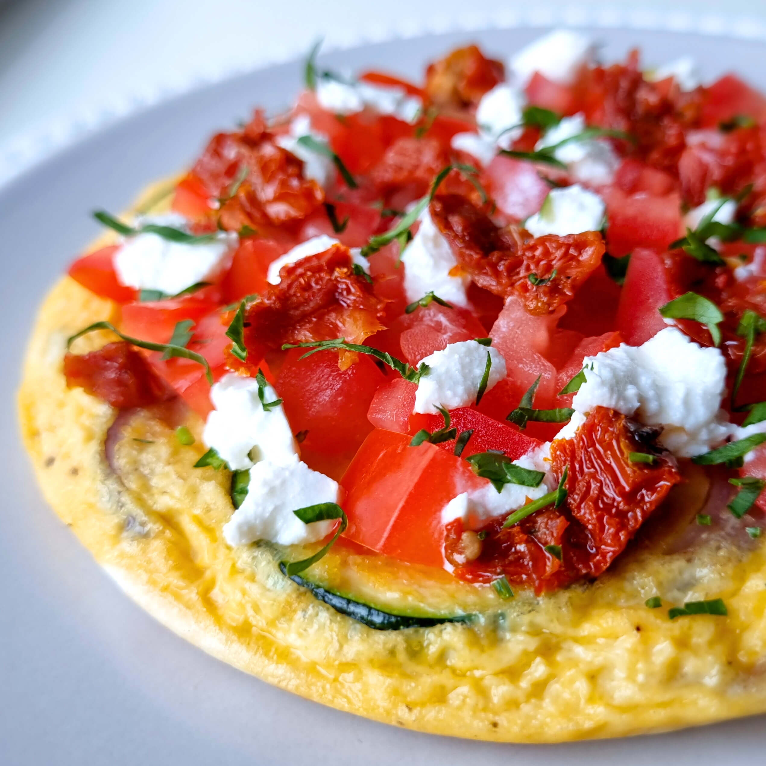 Eiwitrijk veggie ontbijt met ei, geitenkaas, courgette & zongedroogde tomaat