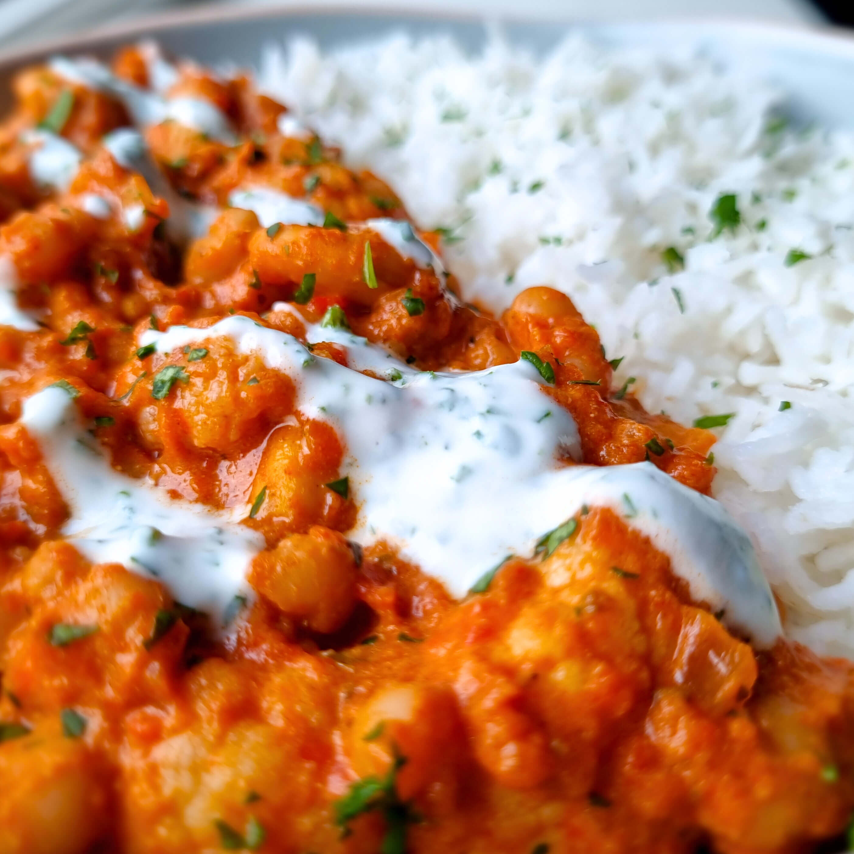 Mediterraanse paprikacurry met bloemkool, witte bonen, cashewnoten & rijst