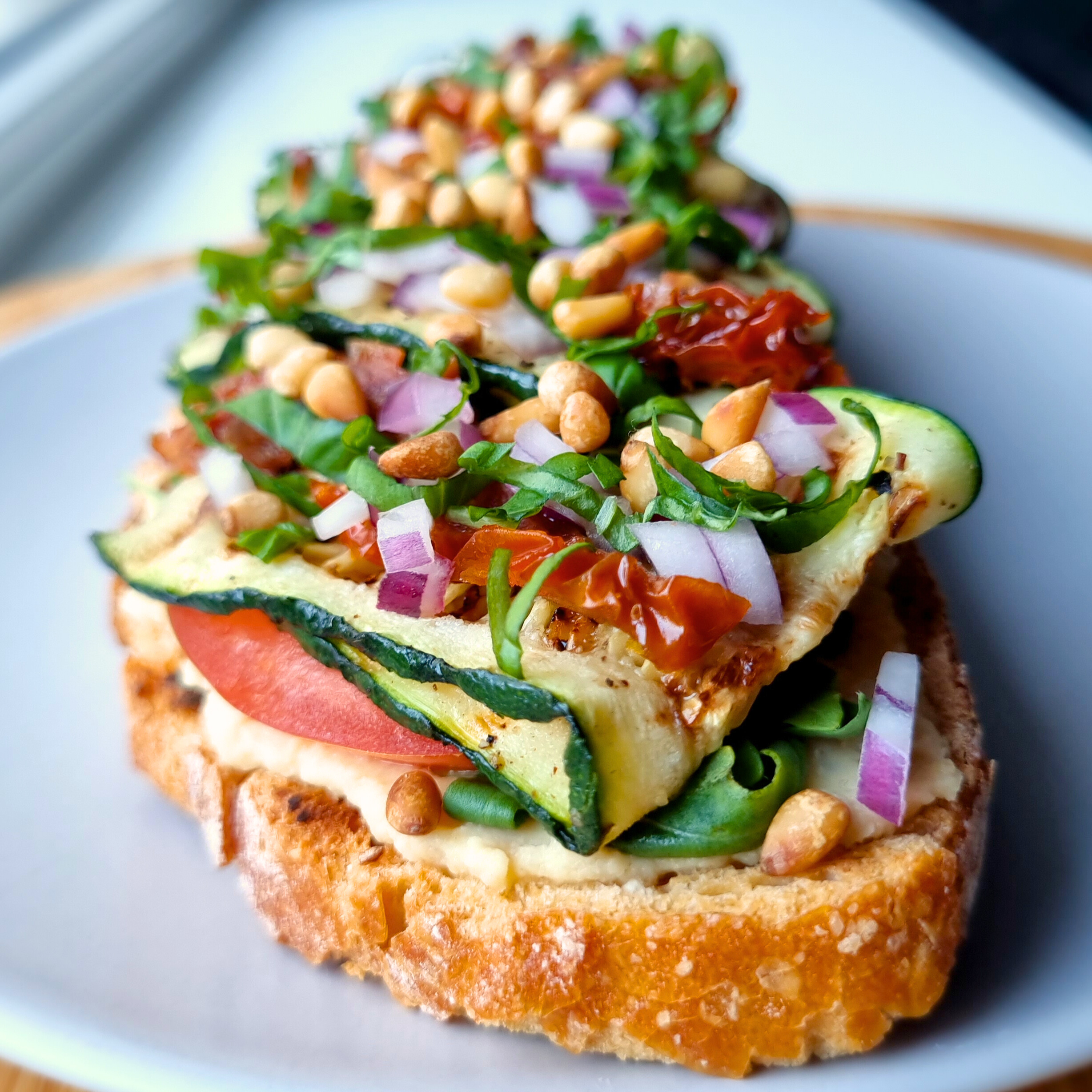 Mediterraanse hummus toast met gegrilde courgette