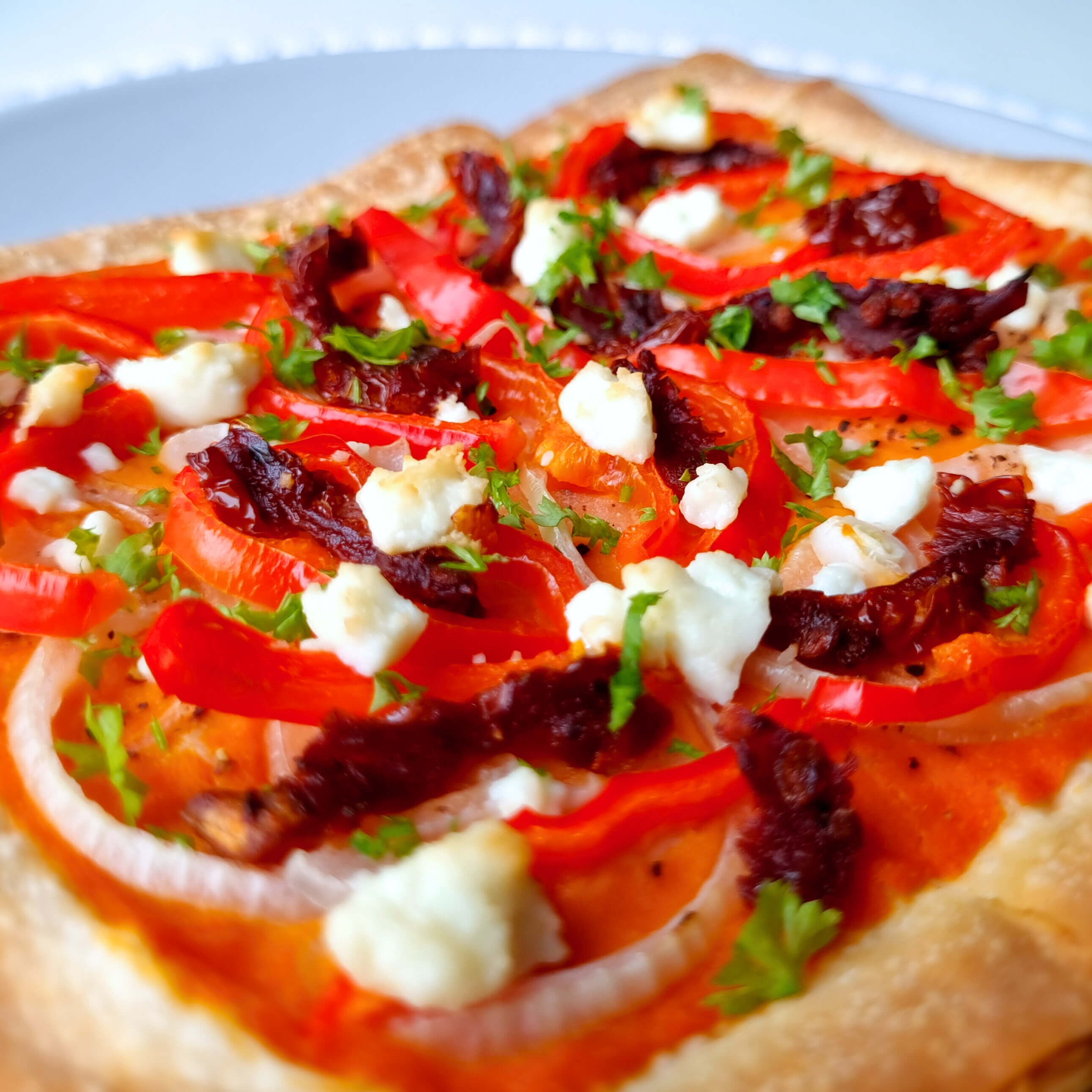 Vega filodeeg hapjes pompoensaus met paprika, feta & zongedroogde tomaat