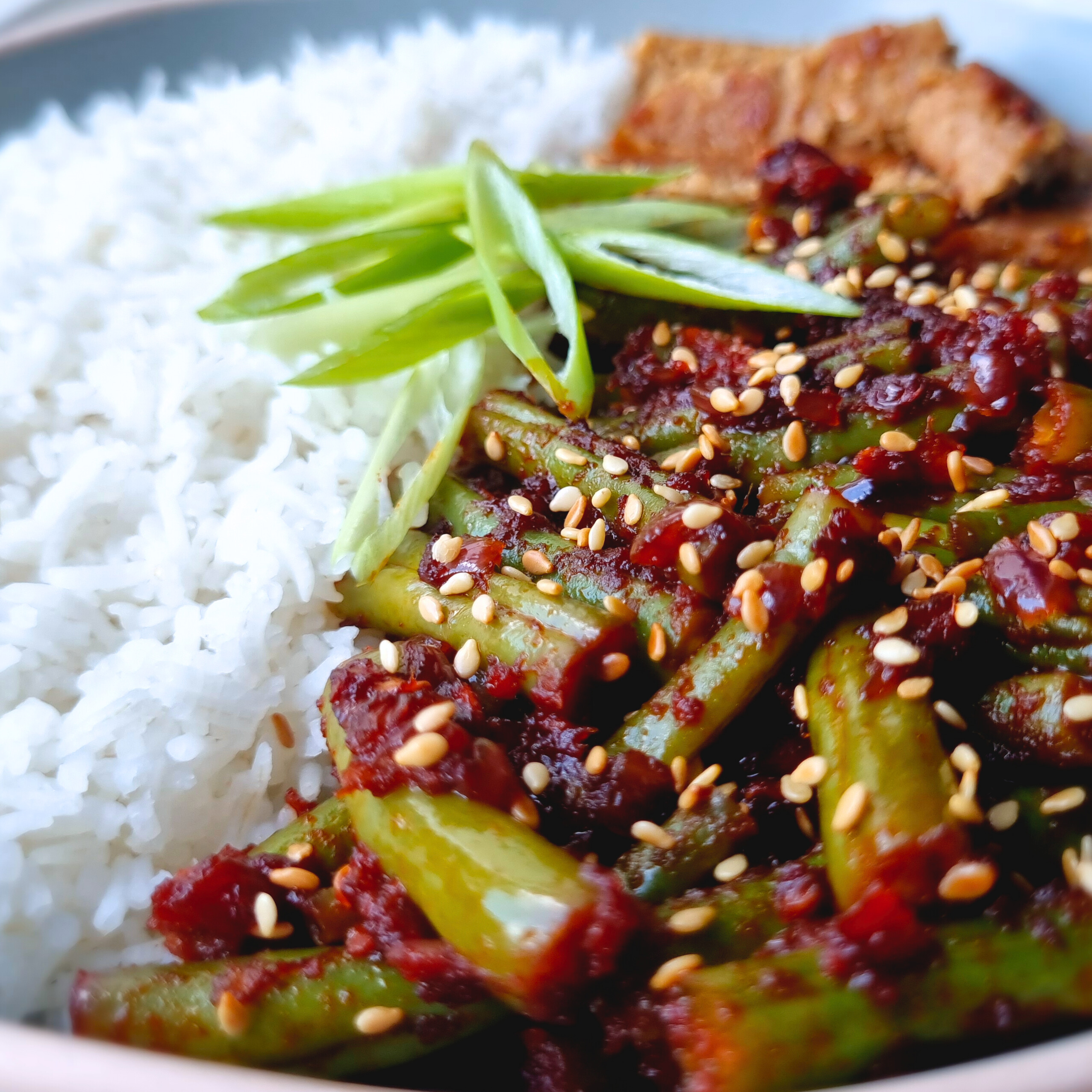 Zoet-pittige Aziatische sperzieboontjes met veggieburger & rijst