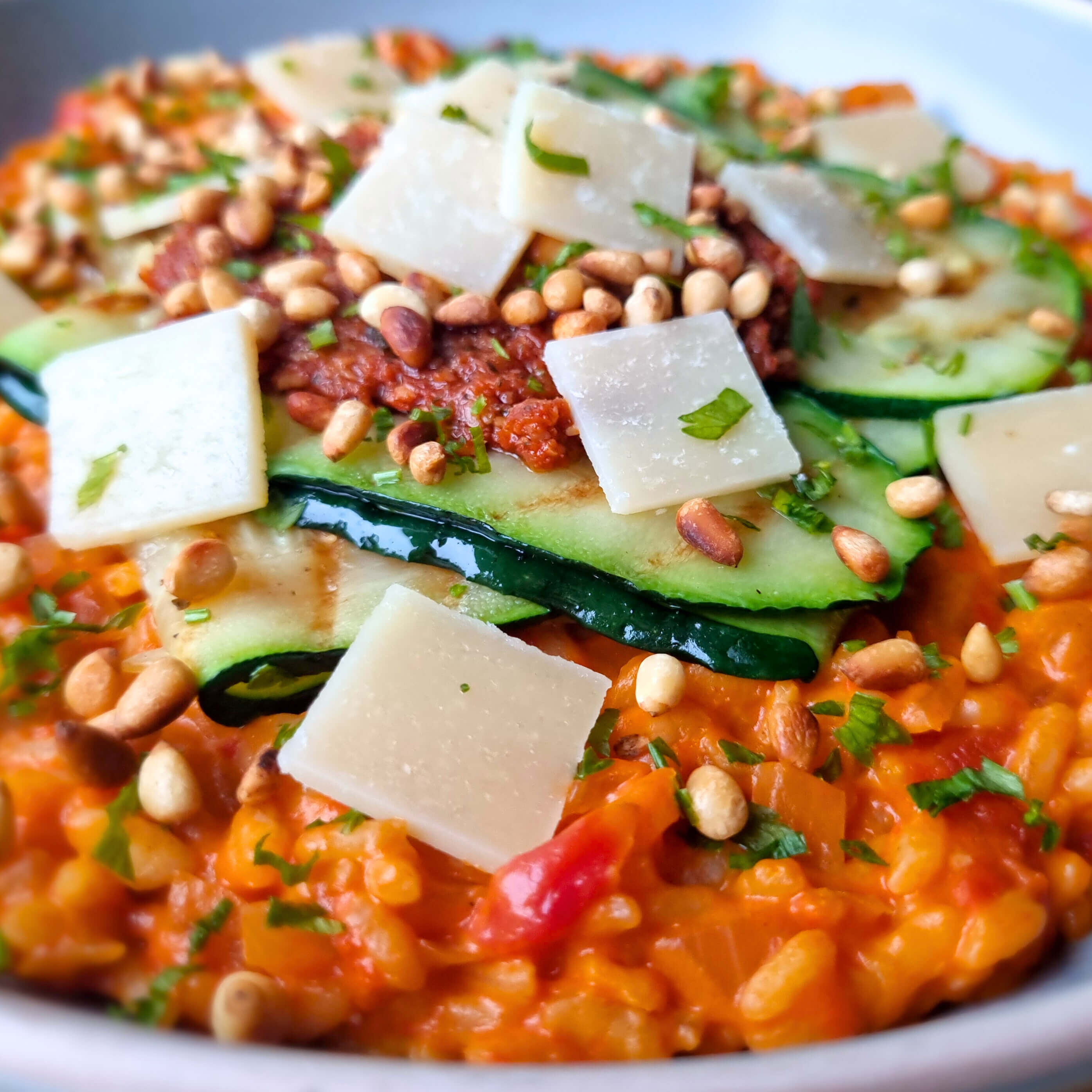 Tomatenrisotto met gegrilde courgette, tomaten tapenade & Parmezaanse kaas