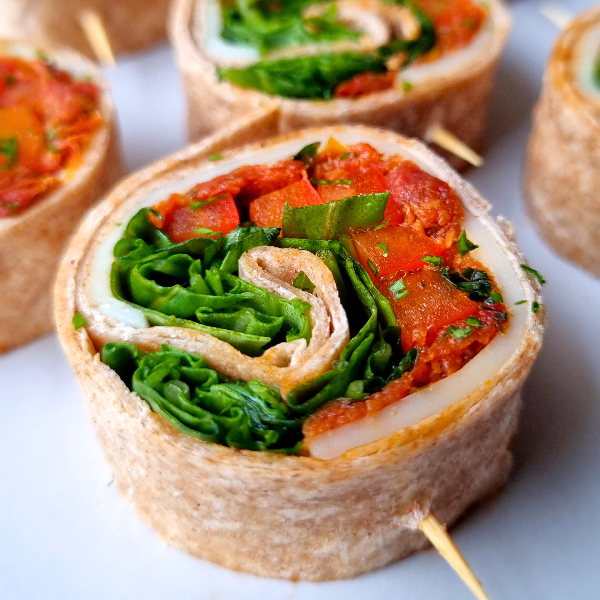 Wraprolletjes mozzarella, paprika & zongedroogde tomaten tapenade