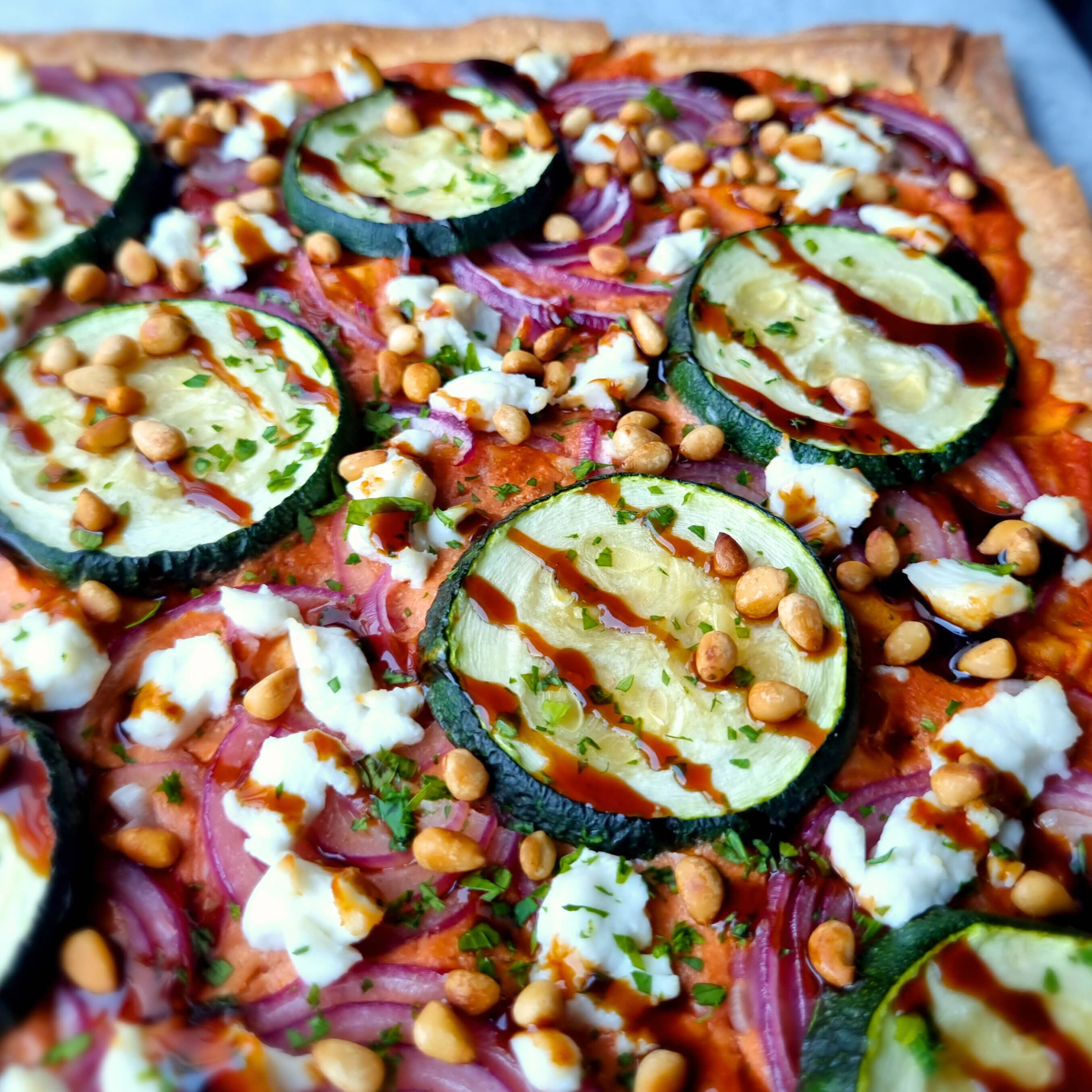 Plaatpizza met geitenkaas, courgette & pijnboompitten