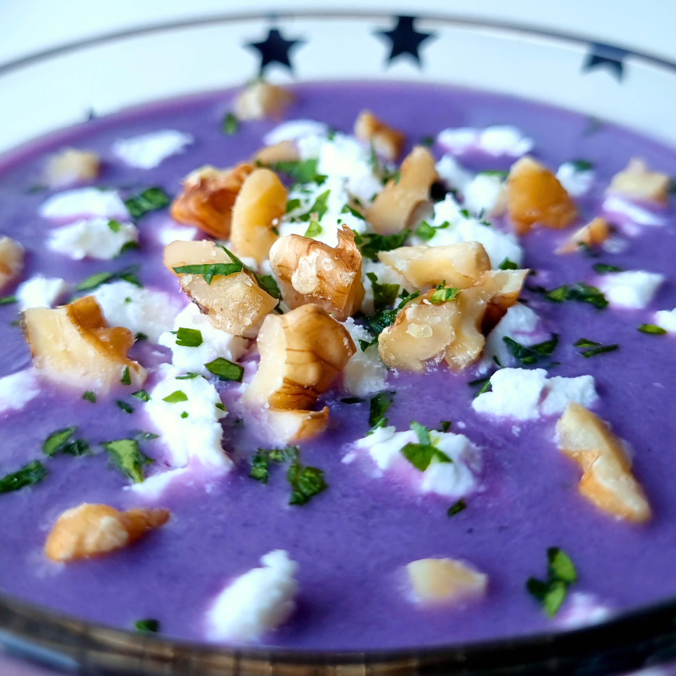 Rode koolsoep met geitenkaas & walnoten