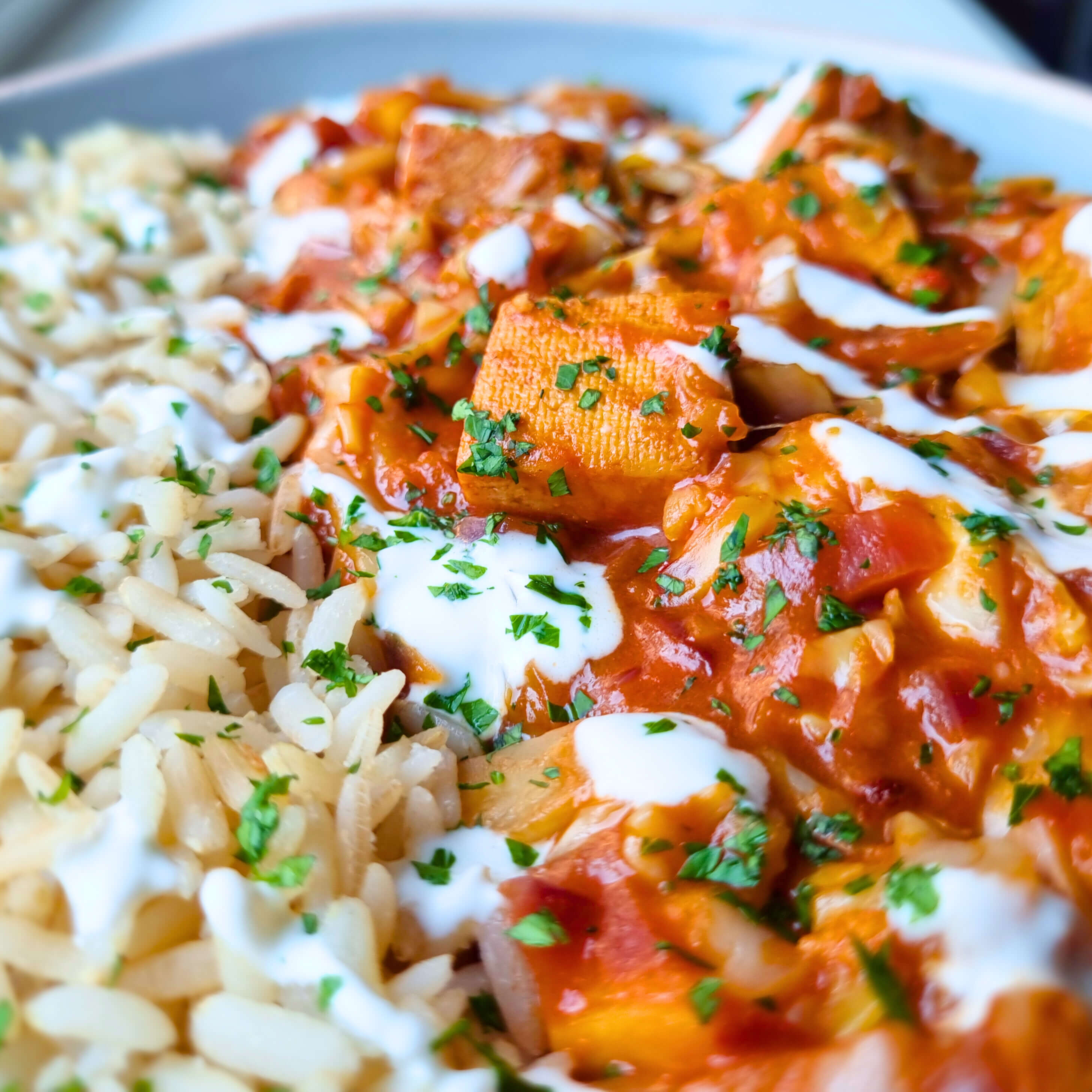 Spitskool & tofu in zoet-pittige saus met kokosmelk