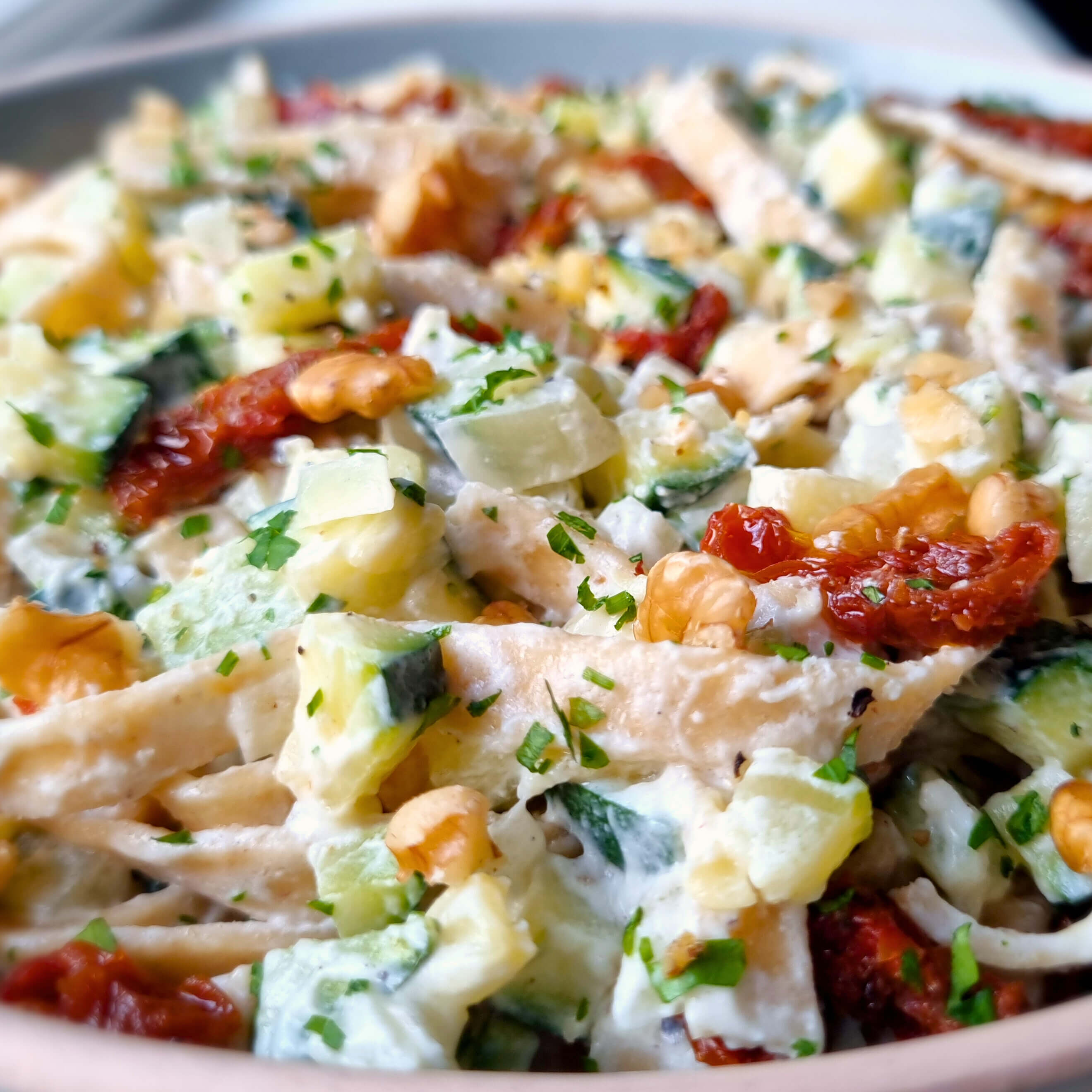 Snelle tagliatelle met geitenkaas, walnoot & courgette